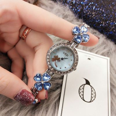 Vibrato with the same flower-shaped bracelet watch new ladies quartz waterproof fashion diamond pointer shell surface