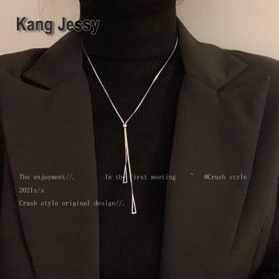 Kang Jessy สร้อยคอทรงสามเหลี่ยมรูปทรงเรขาคณิตไทเทเนียมสำหรับผู้หญิงแฟชั่นฤดูใบไม้ร่วงและฤดูหนาวอุปกรณ์พู่พู่ยาวหรูหราเบาๆโซ่เสื้อสเวตเตอร์ตกแต่งเฉพาะกลุ่ม