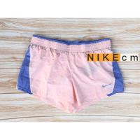 895864-664 กางเกงวิ่งหญิง NIKE ขาสั้น รุ่น 3.5" สีชมพูแถบม่วง สดใส หวานๆ