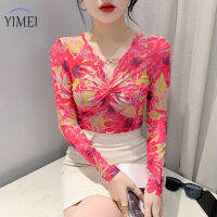 YIMEI เสื้อยืดพิมพ์ลายตาข่ายสำหรับฤดูใบไม้ผลิและฤดูใบไม้ร่วง2023ดีไซน์ใหม่เครื่องที่เหมาะสมกลวงออกบิดเสื้อสวยคอวีเข้ารูปพอดีแขนยาว Underlay