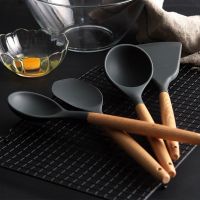 【ready stock】Silicone Cooking Utensil Set Wooden Handle Spatula Soup Spoon Brush Ladle Pasta Colander Egg Stirring Whisk Non-stick Cookware