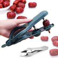 STRIVE Set of 3 เหล็กไร้สนิม 2-in-1 Cherry pitter slicer สีเขียวเข้มสีชมพูเงิน ใช้งานได้หลากหลาย เครื่องกำจัดเมล็ดเชอร์รี่ ทนทานต่อการใช้งาน เครื่องตัดสตรอเบอร์รี่ อุปกรณ์สำหรับห้องครัว