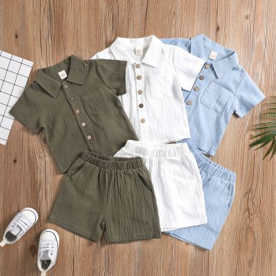 เสื้อคอปกฝ้ายลินินสีทึบลำลองสำหรับฤดูร้อนของเด็กผู้ชายชุดสองชิ้นพร้อมกระเป๋าและกระดุมขนาดเล็ก