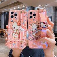 เคสโทรศัพท์มือถือการ์ตูน Hello Kitty ที่น่ารักพร้อมสายรัดข้อมือและกลิตเตอร์วิบวับและพลอยเทียมสำหรับ iPhone 14 Pro Max 14 Plus 13 Pro Max 12 Pro Max 11 Pro Max 7 Plus 8 Plus เคสด้านหลังซิลิโคนนิ่มสำหรับ iPhone X XR เคสด้านหลัง XS Max