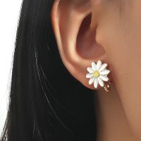 [COD] Korean Mori fresh daisy earrings super fairy cute girl dripping oil flower ear buckle students all-match