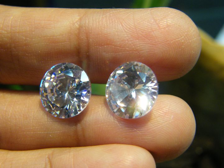 เพชรรัสเซีย-diamond-ทรงกลม-เจียระไน-เหลี่ยมเพชร-white-10-00-มม-mm-2-เม็ด-round-cut-thai-cut-หนักรวม-13-กะรัต-carats-2-เม็ด