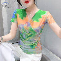 YIMEI เสื้อยืดสตรีแขนสั้นสวยที่มีเสื้อตาข่ายคอวีไขว้มีระบายทันสมัยและเข้ารูปเสื้อยืดพิมพ์ลายสง่างาม