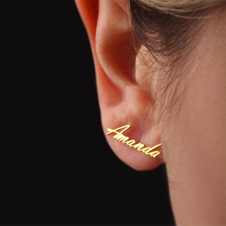 สแตนเลสชื่อต่างหูสตั๊ดสำหรับผู้หญิงสาวที่กำหนดเองหูเครื่องประดับส่วนบุคคลแผ่นป้ายต่างหูแฟชั่น-aretes