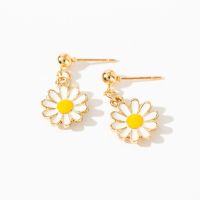 2019 Fashion New Earrings Korean Version Of The Small Fresh Daisy Flower Personality Earrings Women 39;s Clothing Factory Wholesale