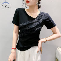 YIMEI เสื้อยืดสีขาวคอวีแนวทแยงสำหรับผู้หญิง,เสื้อยืดดอกสว่านมีระบายแขนสั้นสไตล์ใหม่ฤดูใบไม้ผลิและฤดูร้อน2023