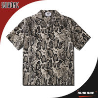 Suikone เสื้อเชิ้ตแขนสั้นผู้ชายเสื้อสำหรับผู้ชายปกคอปกพิมพ์ลายหนังงู