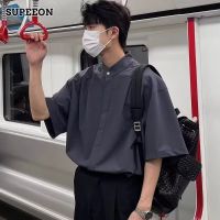 SUPEEON丨เสื้อเชิ้ตผู้ชายสีทึบวรรณกรรมเรียบง่ายสไตล์ฮาราจูกุเทรนด์ลำลองขาสั้นเสื้อเชิ้ตผู้ชายแฟชั่นเข้ากับทุกชุด