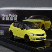 ﹍◊ↂ Skoda-Diecast Alloy Car com caixa de presente para meninos 1:64 Static Display Toy coleção Adult Classic New Fabia