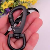 D-type gesper pengunci otomatis multifungsi Carabiner pengunci otomatis dengan cincin putar untuk gantungan kunci luar ruangan kait tali binatang peliharaan 2.9x7.3cm