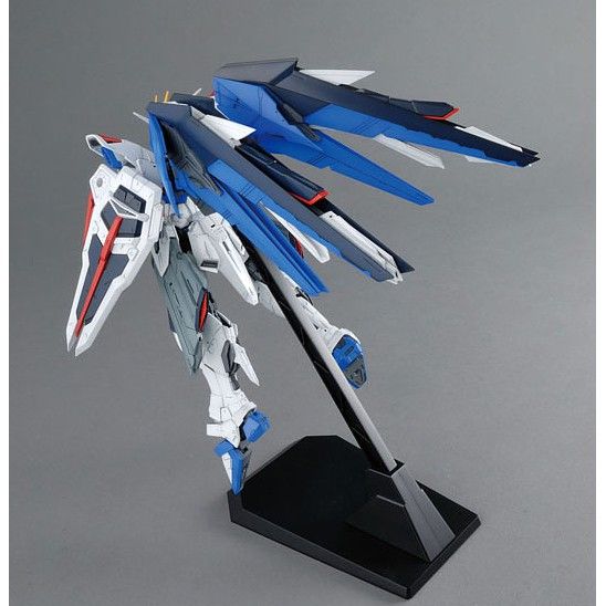 bandai-mg-1-100-freedom-gundam-v2-0