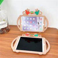 ชุดเคสซิลิโคน3D สองชั้นสำหรับ iPad 2/3/4/5/6/7/8/9รุ่น Mini 1/2/3/4/5/6 Air 1/2/3/4 Pro 9.7 "/10.5"/11.0 "2016/2017/2018/2019/2020/2021Kids Doraemon หมีแบบพกพาสายคล้องไหล่ปรับขาตั้ง