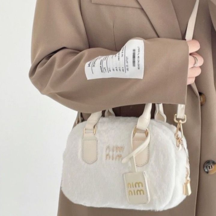 mbti-กระเป๋าสะพายข้างสุดหรูสำหรับผู้หญิง-กระเป๋ากระเป๋าตุ๊กตาสะพายไหล่ฤดูหนาวนุ่มฟูน่ารักกระเป๋าถือและกระเป๋าเงินฤดูใบไม้ร่วงลำลองนักออกแบบหรูหรา