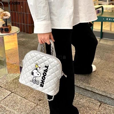 กระเป๋าสะพายหลังเปลือกหอยใหม่ของเกาหลีใต้ปี 2023 กระเป๋าสะพายการ์ตูนอินเทรนด์กระเป๋า Messenger Snoopy กระเป๋าถือเฉพาะ