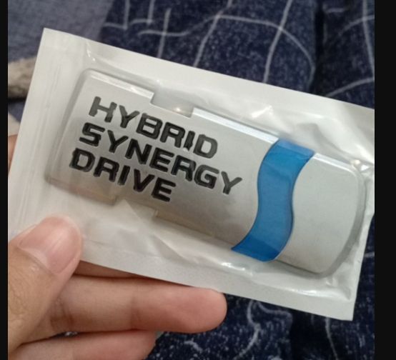 พลาสติกชุบโครเมี่ยม-hybrid-synergy-drive-ติดรถ-toyota-โตโยต้า-แต่งรถ-ประดับยนต์-วัสดุทำจาก-พลาสติก-abs-อย่างดี