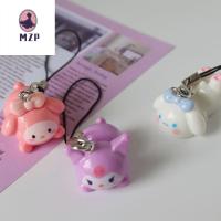 MZP ความคิดสร้างสรรค์ในการ ของขวัญสำหรับกิจกรรม Cinnamoroll เมโลดี้ เล็กๆน้อยๆสด เครื่องประดับสไตล์เกาหลี จี้กระเป๋านักเรียน ที่ใส่กุญแจน่ารัก พวงกุญแจรถการ์ตูน พวงกุญแจ Kawaii Kuromi