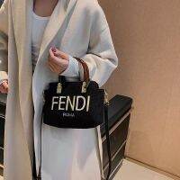 กระเป๋าหิ้วสตรี F.endi