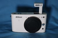 Nikon 1 J1  Mirrorless Digital Camera White Body ตัวกล้อง 3.0 inch LCD Full HD 1080/60i video Hybrid AF system with both phase and contrast detection Continuous shooting up to 60 frames per second Built-in flash 10MP 1" CMOS sensor ISO 6400