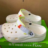 Crocs รองเท้าแตะและรองเท้าแตะสำหรับผู้ชายและผู้หญิงรุ่นใหม่ของ