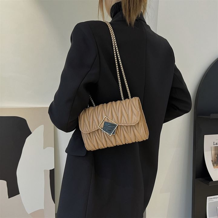 กระเป๋าใบเล็กผู้หญิง-2022-ใหม่กระเป๋าสะพายข้าง-messenger-กระเป๋าใบเล็กแฟชั่นกระเป๋าสายโซ่เรียบง่ายสบายๆรูปสี่เหลี่ยมขนมเปียกปูนกระเป๋าหญ