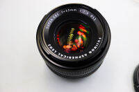 FUJIFILM Fuji Fujinon XF 35mm F/1.4 R การออกแบบนี้มีประโยชน์ในการทำงานในสภาพแสงที่ยากและยังช่วยควบคุมความชัดลึกของภาพในการแยกวัตถุและใช้เทคนิคการเลือกโฟกัส การออกแบบออปติคัลใช้องค์ประกอบทรงกลมหนึ่งชิ้นซึ่งช่วยลดการบิดเบือนและความผิดปรกติของทรงกลมเพื่อให้ไ
