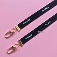 MASK STRAP สายคล้องแมส สายคล้องหน้ากาก สายคล้องแมสชาแนล Chanel Ribbon MASK STRAPS ริบบิ้นแบรนด์เนมแท้ สีดำพิมพ์อักษรนูนสีขาว สายคล้องแมสผู้ใหญ่ สายคล้องแมสเด็ก สายคล้องคอ สายคล้องแว่น