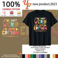 เสื้อยืดตัวอักษร "ฉันไม่แปลก l mited edition"