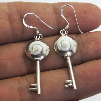 Valuable gifts for loved ones Earring beautiful from shells, heavenly eyes Shiva eye key ของขวัญอันล้ำค่าสำหรับคนที่คุณรัก ต่างหูสวยๆ จากเปลือกหอย ดวงตาสวรรค์ กุญแจตาพระศิวะ