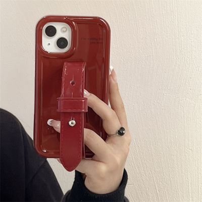 สีทึบปีใหม่ไวน์สีแดงกรณีโทรศัพท์สำหรับ iPhone14Promax เคสโทรศัพท์สายคล้องข้อมือหนังสำหรับ iPhone13Pro สายรัดข้อมือสีแดงปรับได้สำหรับ iPhone11 เคส IMD ขนาดใหญ่แบบรวมสำหรับ iPhone12pro เคสโทรศัพท์แฟชั่นที่เรียบง่ายสำหรับ iPhone14
