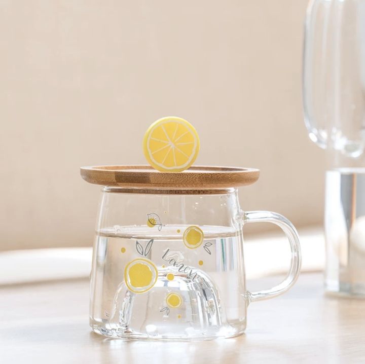 แก้วน้ำใส-มีหูจับ-รุ่น-lemon-in-the-glass-พร้อมจานรองไม้-แก้วน้ำ-แก้วใส-แก้วการ์ตูน-แก้วดื่มน้ำ