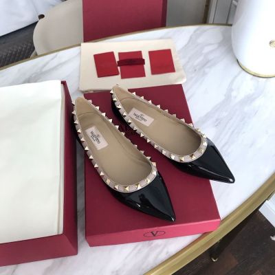 vt【high quality】original new rivet female pointed patent leather flat bottom all-match low-heel temperament summer new style womens shoes slippers for women slides outside wear sandals for women