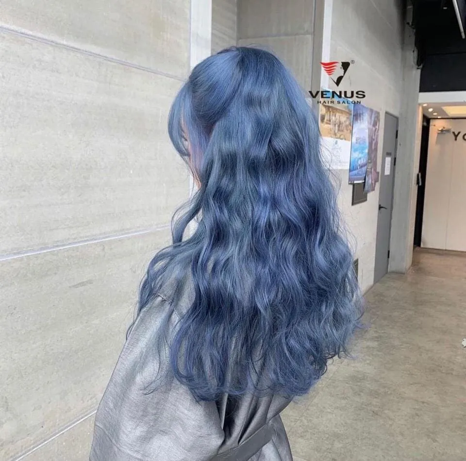 Nếu bạn muốn có một phong cách táo bạo, thử nhuộm tóc màu xanh biển ánh sáng. Đây là một lựa chọn đầy cá tính, thể hiện sự mạnh mẽ và sáng tạo. Hãy xem bức ảnh để tưởng tượng và khám phá cảm nhận của riêng bạn về màu tóc độc đáo này.