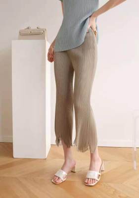 Miyake กางเกงจับจีบกางเกงผู้หญิงสีทึบเอวยางยืดบาง Slim Micro-Flared Fringed คร็อปแพนท์ 6855