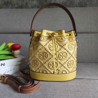 T O R Y B U R CH T MONOGRAM  STRAW BUCKET BAG