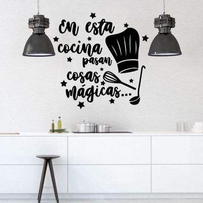 [24 Home Accessories] En Esta Cocina Pasan Cosas Mágicas ไวนิลสเปนคำคมสติ๊กเกอร์ติดผนังห้องครัว D Ecals ตกแต่งบ้านวอลล์เปเปอร์ RU2056
