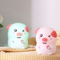 Pat Night Light Babe Pig ซิลิโคนห้องนอนโคมไฟนอนข้างเตียงโคมไฟป้องกันดวงตาให้นมทารกของขวัญผู้หญิงน่ารัก