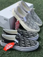 รองเท้าสเก็ตคู่นี้จากVans  Skate Slip-on Shoes สินค้าถ่ายจากของจริง พร้อมส่งไม่ต้องรอนาน รับประกันสินค้าตรงปก 100%จัดส่งรวดเร็ว 2-4วันได้รับสินค้า