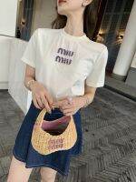 MIUMIU เสื้อยืดผู้หญิงแขนแขนสั้นคอกลมประดับด้วยพลอยอเมทิสต์ตอกหมุดรุ่นลิมิเต็ดใหม่สำหรับฤดูใบไม้ผลิ/ฤดูร้อน