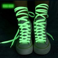 (QUIYE)เชือกผูกรองเท้าแฟชั่นใหม่เชือกรองเท้าแบบแบนในความมืดกลางคืนเชือกผูกรองเท้าสีสะท้อนแสง100ซม.