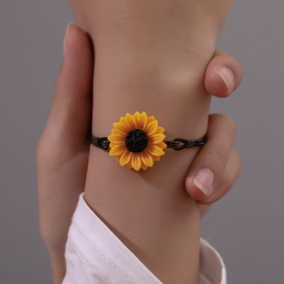 New Cute Yellow Daisy Bracelet for Women Vintage Flowers Adjustable Leather Cord Bracelet Good Friends Friendship Jewelry Gift