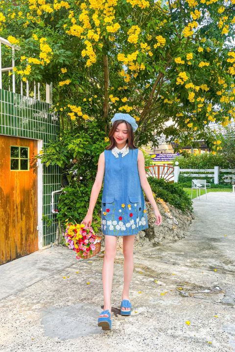 floral-gargen-dress-เดรสยีนส์ปักดอกไม้-กระเป๋าหน้าใช้งานได้จริงใส่ง่ายสบายไม่มีเอาท์