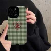 เคสโทรศัพท์สีเขียวลายตารางภาษาอังกฤษสำหรับ iPhone 14/13/12/11 Pro Max 12 13 Mini 6 6S 7 8 Plus X XR XS Max ปลอกด้านหลังแฟชั่นที่สร้างสรรค์เคสโทรศัพท์ที่มีคลุมทั้งหมดฝาครอบป้องกันกล้องเลนส์