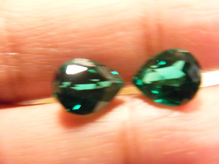 มรกตสีเขียวนาโนสังเคราะห์-รูปไข่-ขนาด-8x6-มม-2เม็ด-เกรด-สวยไฟดี-synthetic-nano-green-emerald-very-fine-export-quality-oval-8x6mm-2-pieces