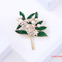 ZONGPAN เข็มกลัดแฟชั่นเคลือบสีขาวลายดอกไม้สีเขียวใบไข่มุกเข็มกลัดที่มีคุณภาพสูงเครื่องประดับเสื้อยกทรงแบบสร้างสรรค์สำหรับผู้หญิงผ้าพันคอหัวเข็มขัด