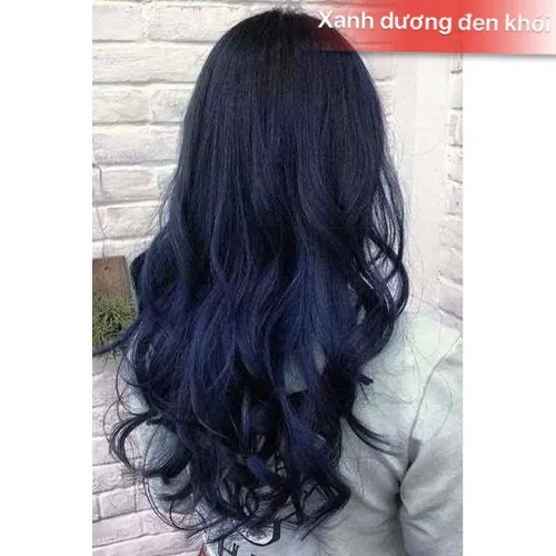 Nhuộm tóc màu xanh dương đen khói sẽ làm tóc của bạn trông thật đặc biệt. Xem hình ảnh để thấy cách nhuộm tóc màu xanh dương đen khói đẹp đến nhường nào.