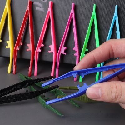 【LZ】ﺴ  Pinça de plástico para crianças reparo médico pequenas ferramentas descartáveis pinças artesanato brinquedos clipes de plástico pode escolher cores 1 pc 10 pcs